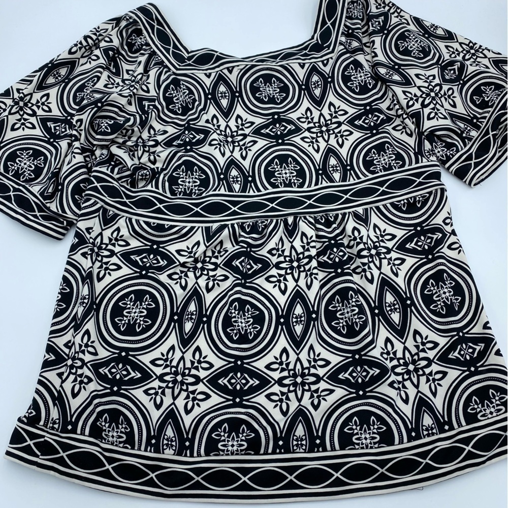 Yvos Black and White Graphic Print with Bell Sleeves- Large - Picture 4 of 7